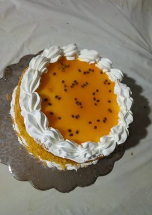 Una foto de Torta de parchita rellena con sirope de parchita crema pastelera y Chantilly