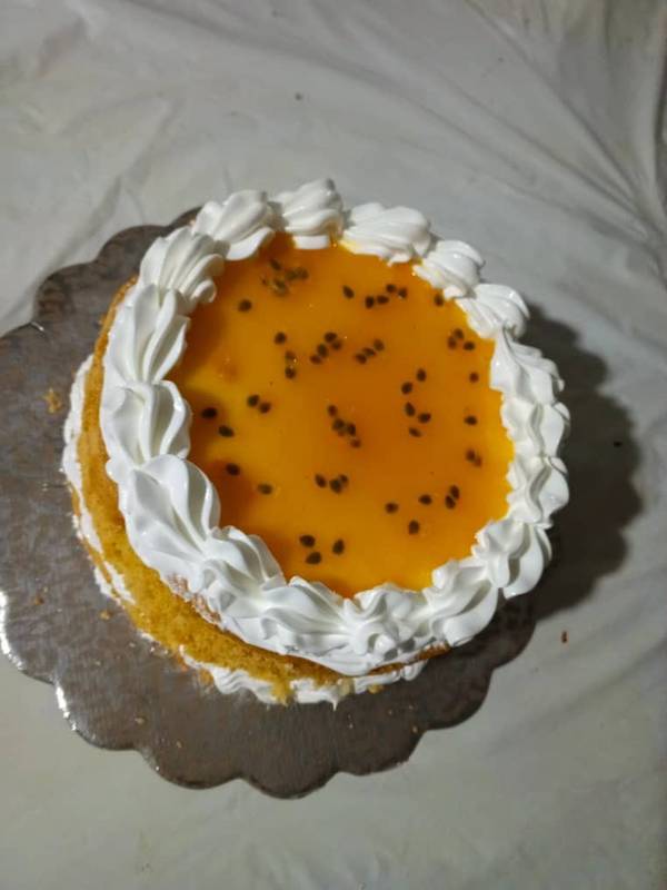 Torta de parchita rellena con sirop de parchita crema pastelera y Chantilly