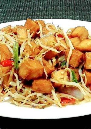A picture of Stir-Fried Tofu with Bean Sprouts.