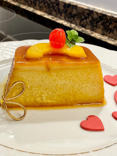 A picture of Pudín de melocotón en almíbar (Peach pudding in syrup).