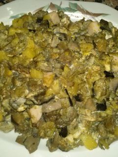 Una foto de Revuelto de berenjenas, champiñones, patatas y pavo.