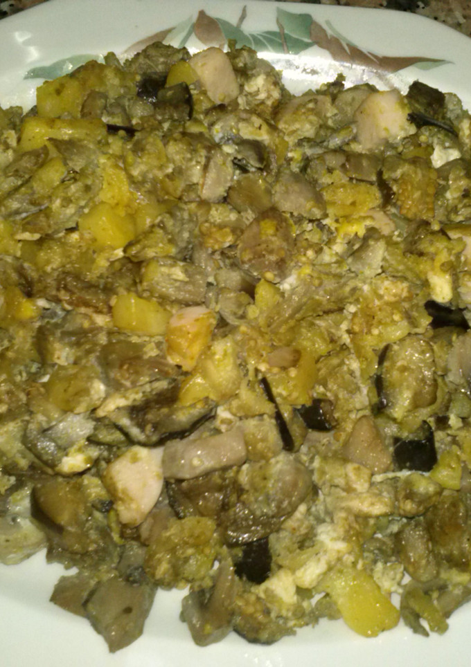 Una foto de Revuelto de berenjenas, champiñones, patatas y pavo.