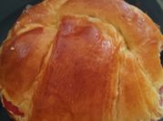 Una foto de croissant de jamón y queso