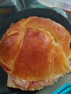 Una foto de Croissant 🥐 o cuernito tipo sándwich de jamón