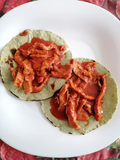 Una foto de Bistec de cerdo en salsa guajillo🐽🌶️