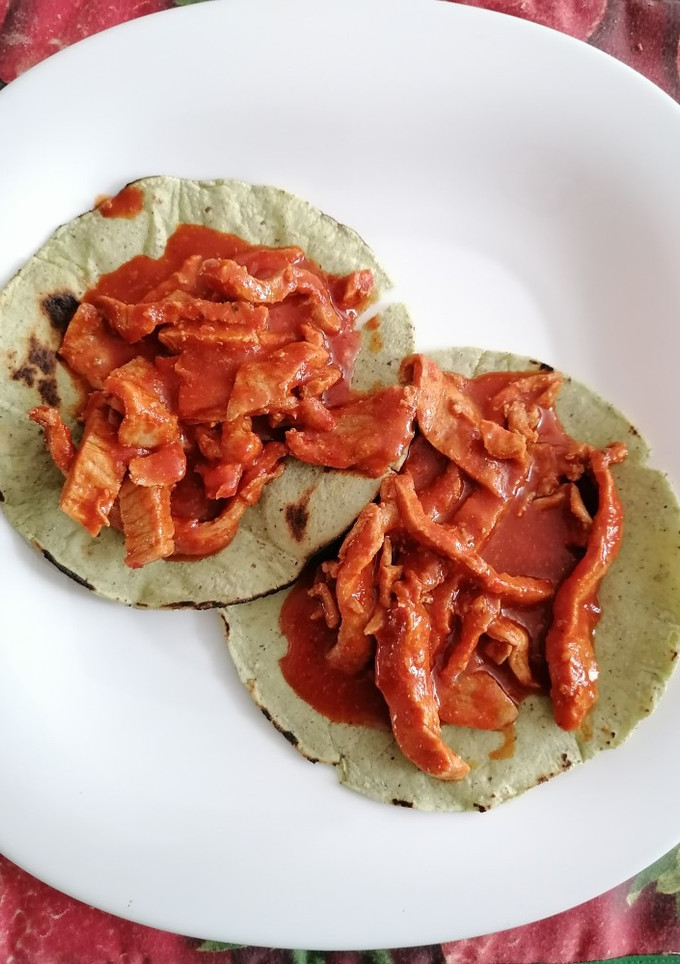 Una foto de Bistec de cerdo en salsa guajillo🐽🌶️