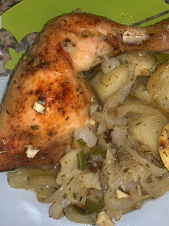 Una foto de Pollo al horno a las finas hierbas con guarnición