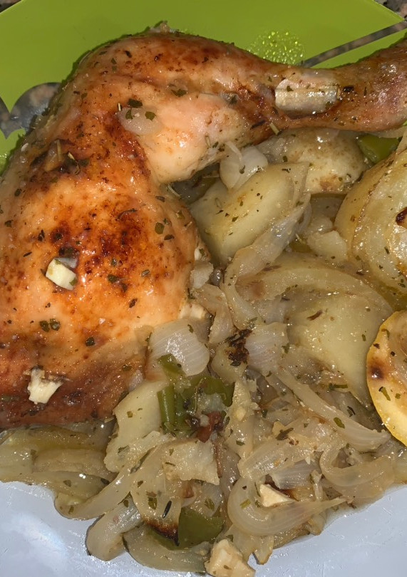 Una foto de Pollo al horno a las finas hierbas con guarnición