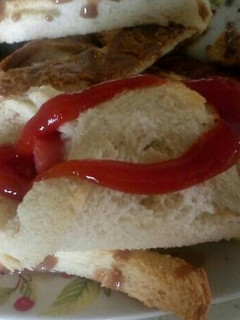 Una foto de Rollitos de pan con salchicha y queso,