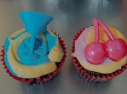 Una foto de cupcake de colores