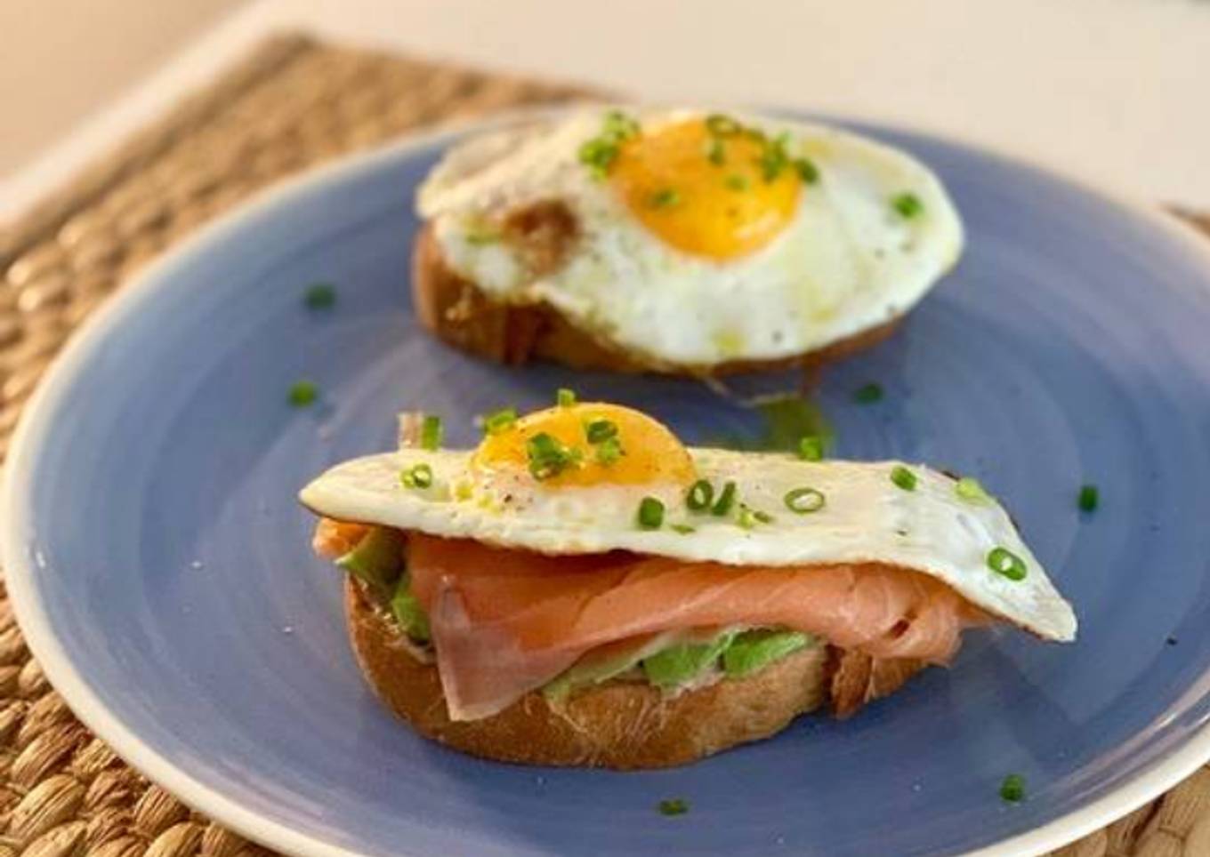 Tostadas con hummus de lentejas y huevo frito!🍳