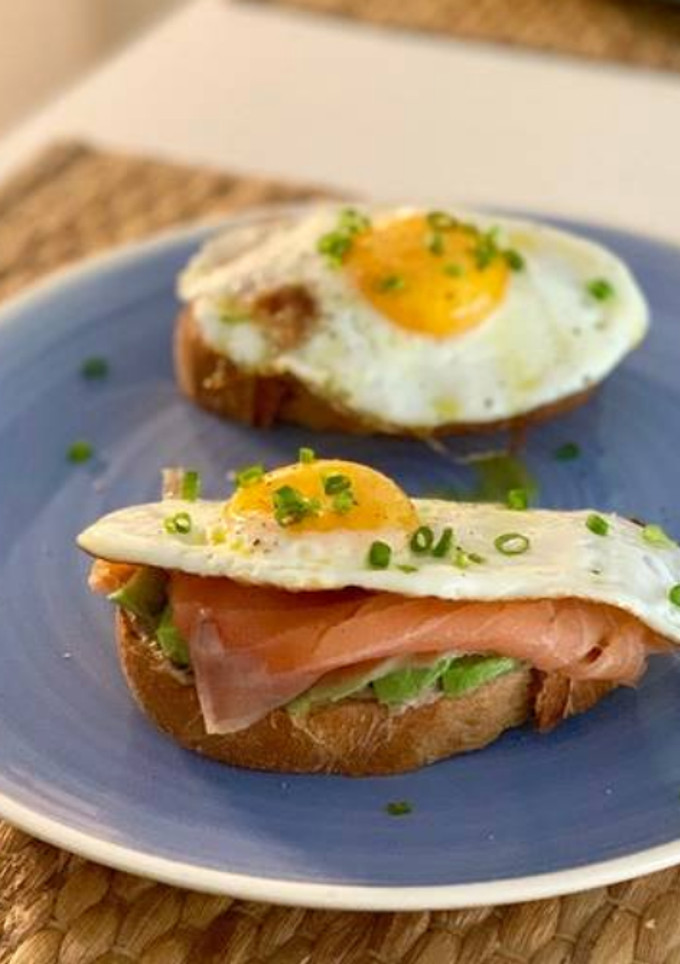 Una foto de Tostadas con hummus de lentejas y huevo frito!🍳