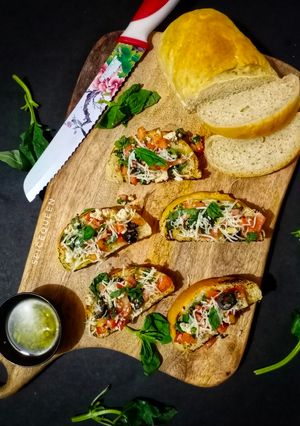બેસિલ ટોમેટો બ્રુસકેટા (Basil Tomato Bruschetta Recipe In Gujarati) રેસીપી મુખ્ય ફોટો