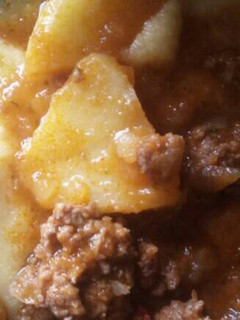 Una foto de Estofado de albóndigas con polenta😊