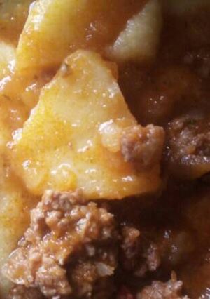 Una foto de Estofado de albóndigas con polenta😊