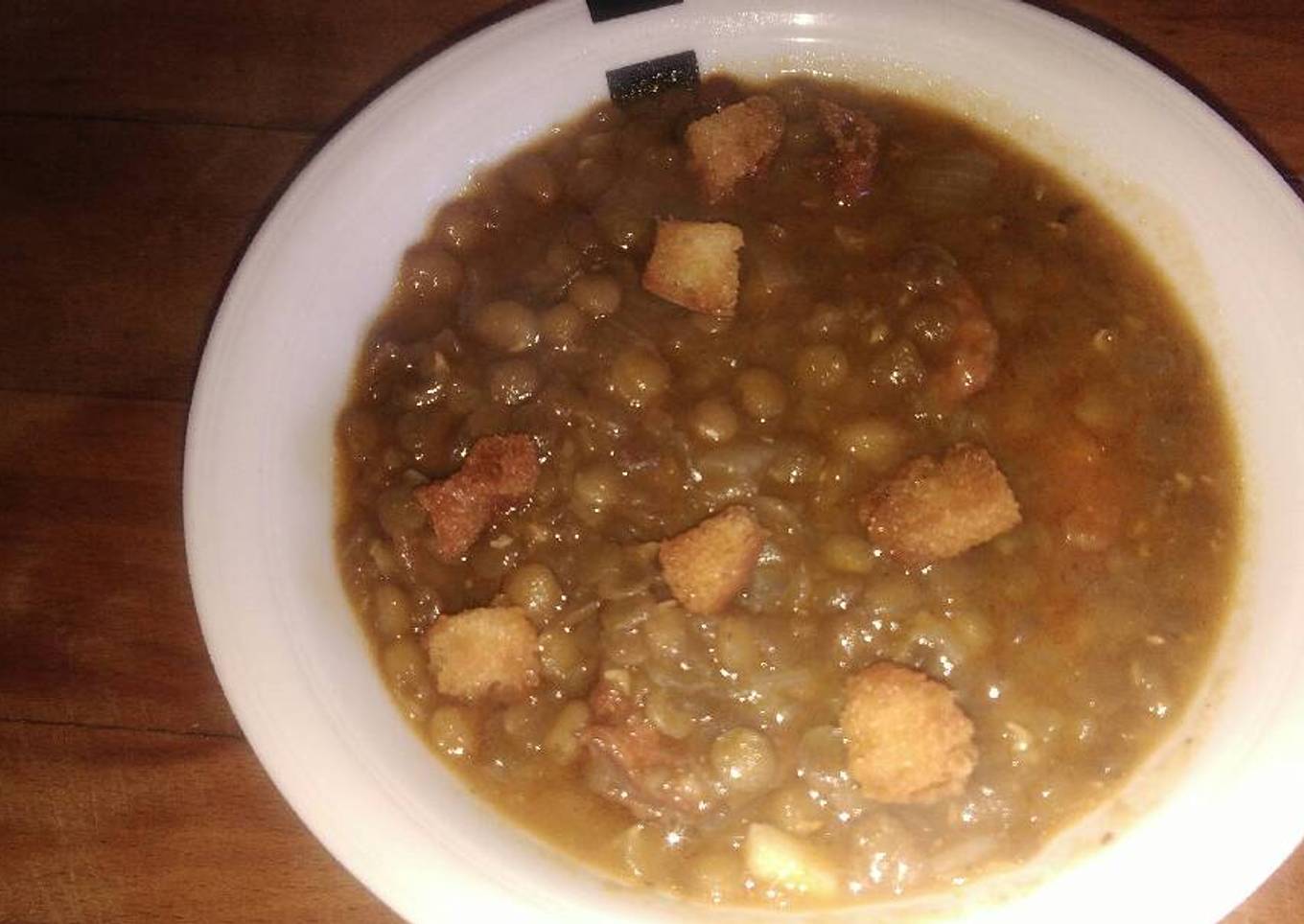 Lentejas guisadas con picatostes