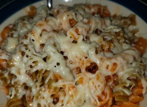 Una foto de Pasta veggie orgánica con queso italiano🤤🍲🧀🥫#familiar