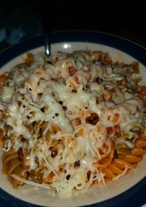 Una foto de Pasta veggie orgánica con queso italiano🤤🍲🧀🥫#familiar