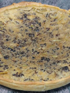 Una foto de Quiche de Morcillas de cebolla, con manzana y ajetes salteados🍎