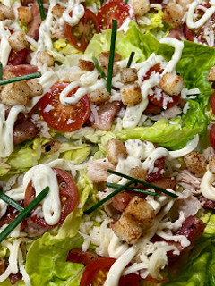 Una foto de Wraps o tacos de hojas de cogollos con ensalada César