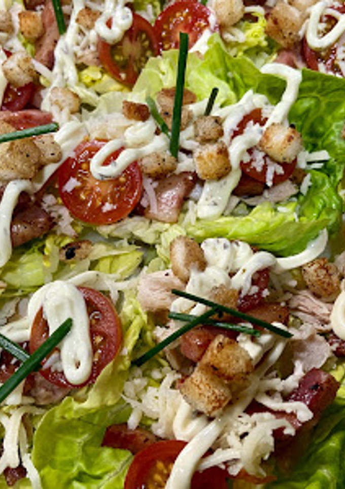Una foto de Wraps o tacos de hojas de cogollos con ensalada César