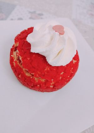 Foto di Bignè craquelin con panna e lamponi
