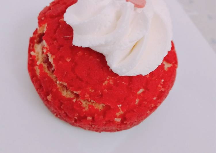 Bignè craquelin con panna e lamponi