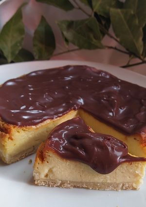 Una foto de Cheesecake de Chocolate Blanco y Cobertura de Ganache