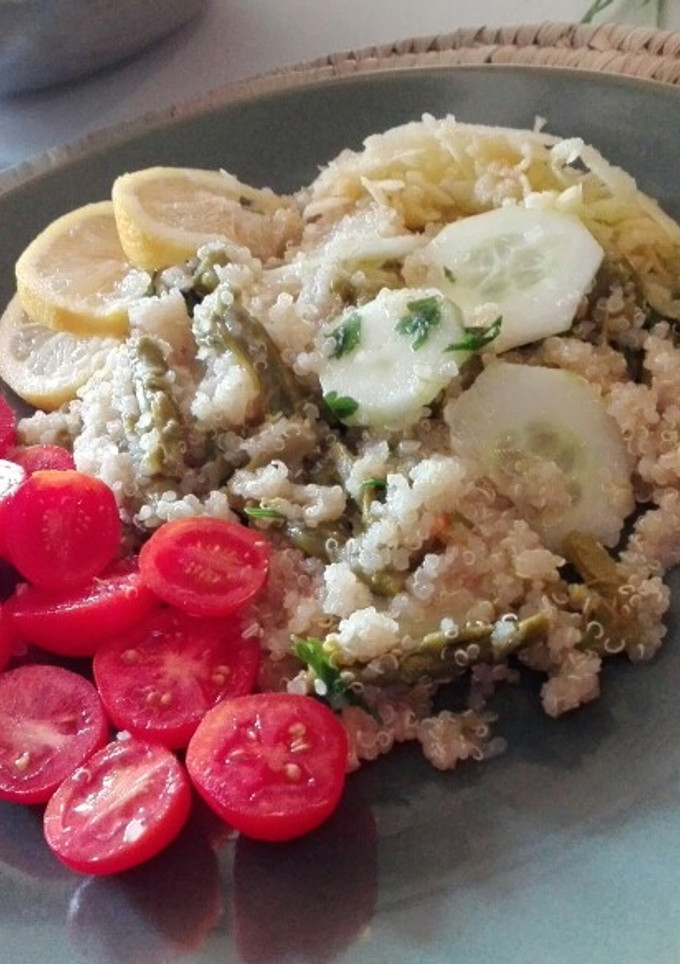 Una foto de Ensalada de quinoa con espárragos verdes