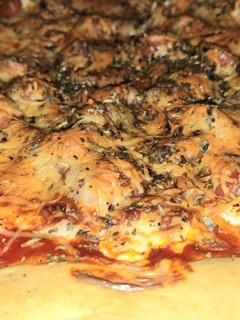 Una foto de Pizza de salchichas Frankfurt y queso crema