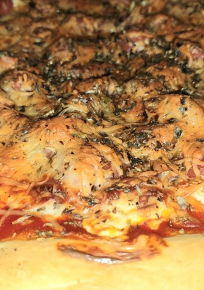 Una foto de Pizza de salchichas Frankfurt y queso crema