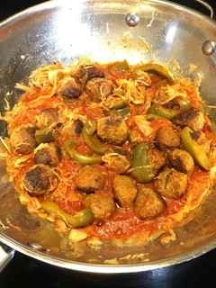 Una foto de Albóndigas al tomate, en Repollo y Pimiento