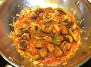 Una foto de Albóndigas al tomate, en Repollo y Pimiento