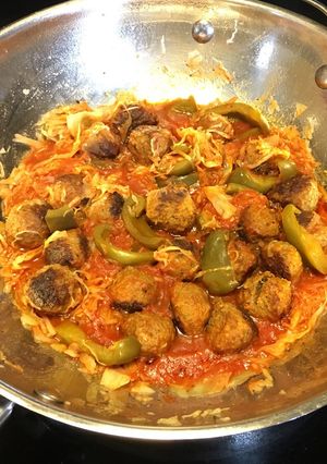 Una foto de Albóndigas al tomate, en Repollo y Pimiento