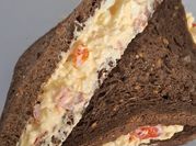 Une photo de sandwich oeuf dur