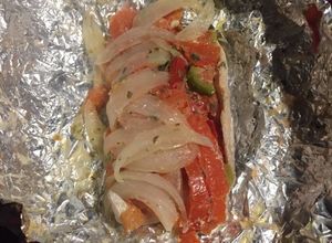 Una foto de Pescado con verduras