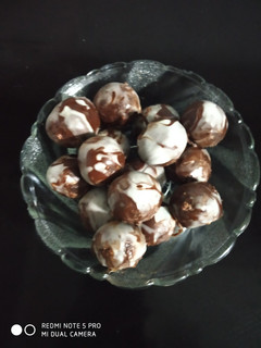 ચોકો બોલ્સ(Choco balls recipe in gujarati) રેસીપી મુખ્ય ફોટો