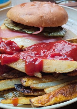 Una foto de Hamburguesa de nopal con papas ala francesa con aderezo de chipoketchu