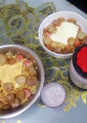 Hình của món Mỳ trộn xúc xích giò (chả) kèm cheese.
