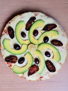 Una foto de Pizza de arroz yamaní y palta 🍕🥑 pizza saludable, nutritiva y sin gluten 🍕
