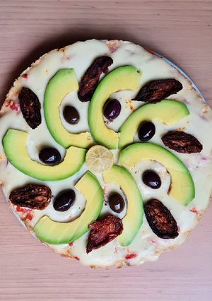 Una foto de Pizza de arroz yamaní y palta 🍕🥑 pizza saludable, nutritiva y sin gluten 🍕