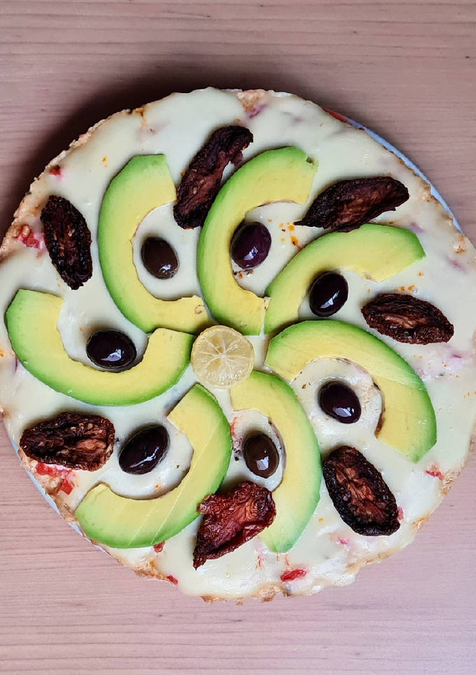 Una foto de Pizza de arroz yamaní y palta 🍕🥑 pizza saludable, nutritiva y sin gluten 🍕
