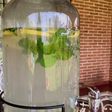 Agua saborizada con jengibre menta y limón