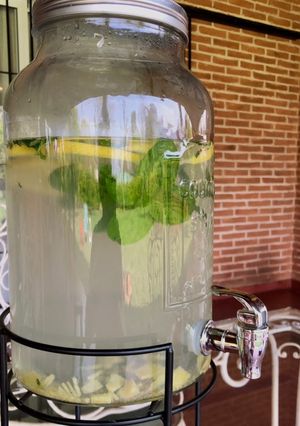 Una foto de Agua saborizada con jengibre menta y limón