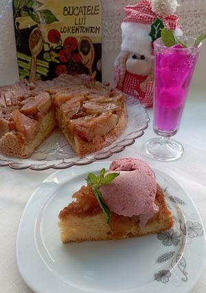 O poză a rețetei Prăjitură turnată cu mere caramelizate.