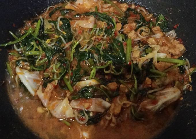 Bagaimana Menyiapkan Tumis rica kangkung yang Bisa Manjain Lidah