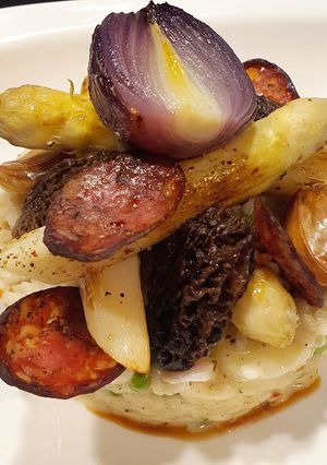 Une photo de Risotto aux Asperges Oignon confit Chips de Chorizo