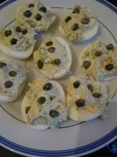 Una foto de Huevos rellenos de atún y aguacate