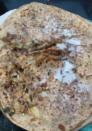 A picture of Khasta karara aloo paratha.