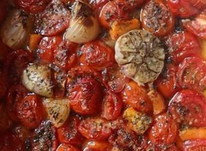Foto de Tomate cherry confitado com dentes de alho